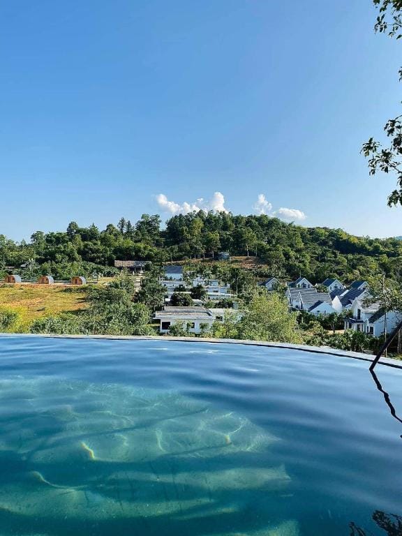 Biet thu ven ho, be boi panorama tam nhin dep Villa in Laos