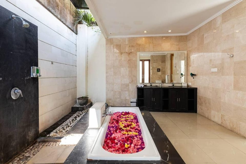 1BR Amazing Private Pool Villa in Seminyak Villa in Kuta