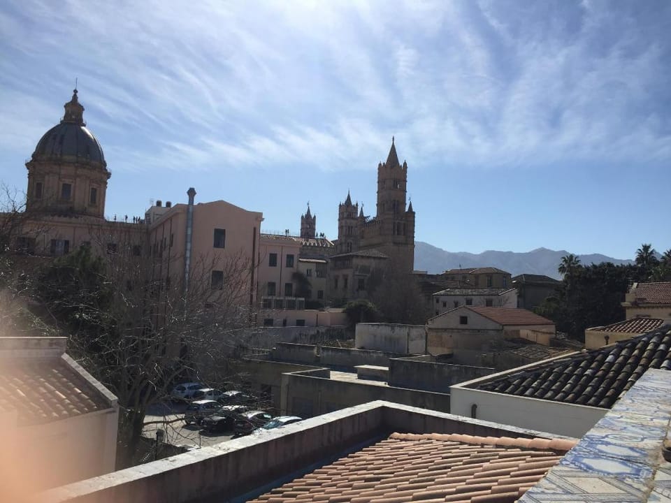 The Castel - PMOGuestHouse Apartment in Palermo