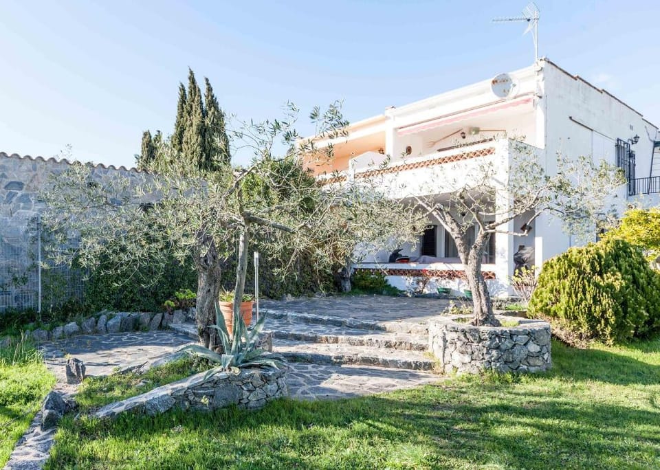 1.000 m garden, 25m2 porch, parking and barbecue Apartment in Roses