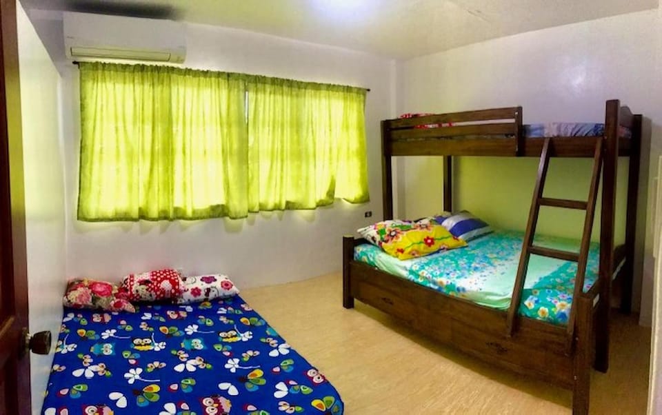 Deluxe Villa Leah Resort 21hrs Vacation rental in Calamba