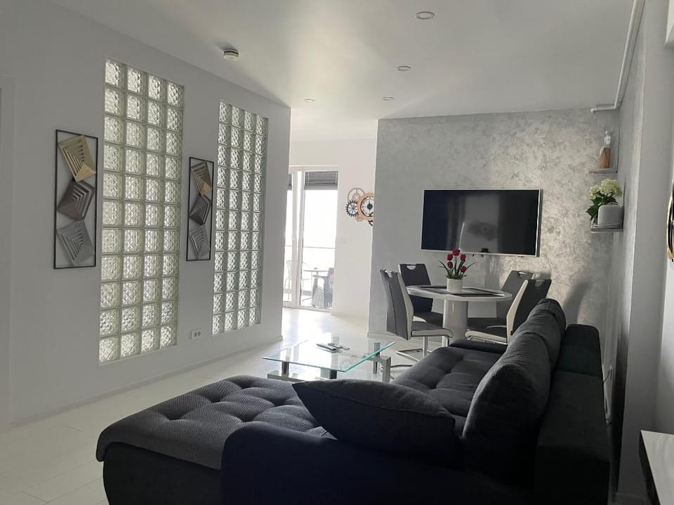 Luxury Westpark One Bedroom Suite Lake View W5 Apartment in Bucharest