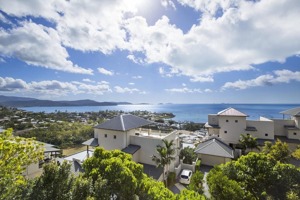 Whitsunday Views Holiday Home. Villa in Airlie Beach