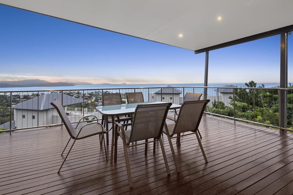 Whitsunday Views Holiday Home. Villa in Airlie Beach