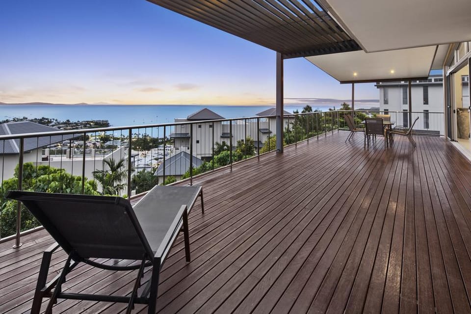 Whitsunday Views Holiday Home. Villa in Airlie Beach