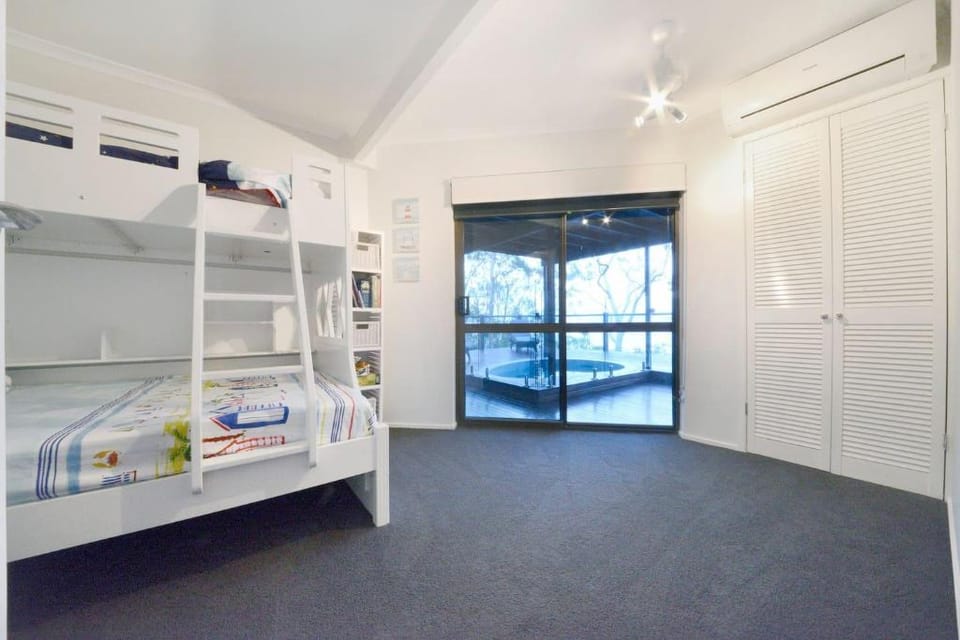 Crusoes Beach house Villa in Whitsundays