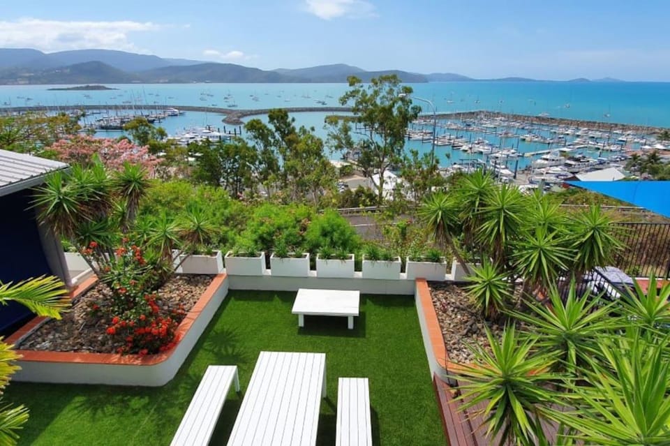 A Point Of View-Sea View-Pool-FREE WIFI & MOVIES Villa in Airlie Beach