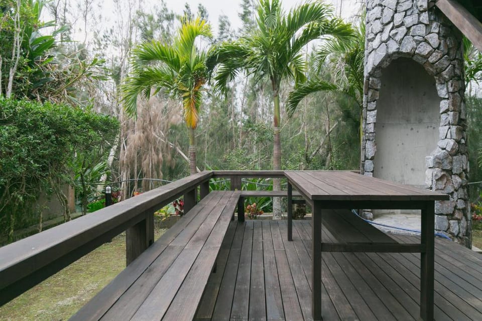l★West自然、海近く！ウッドデッキで至福のBBQ♪ワンルームコテージタイプ無人ホテル　 Villa in Okinawa Prefecture