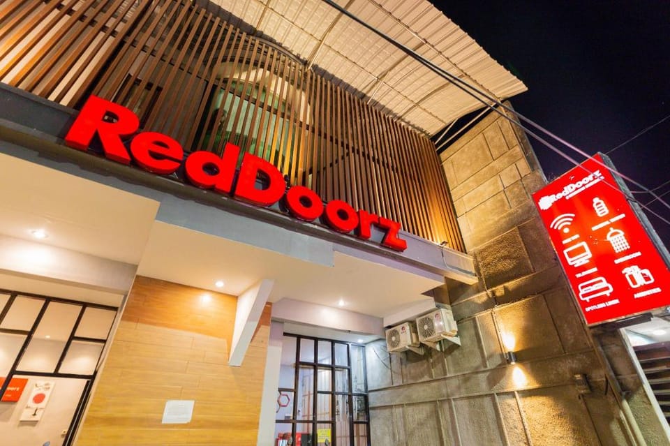 RedDoorz @ Manukan Surabaya Hotel in Surabaya
