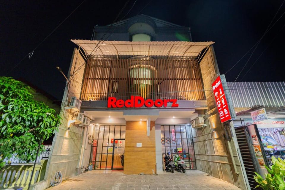 RedDoorz @ Manukan Surabaya Hotel in Surabaya