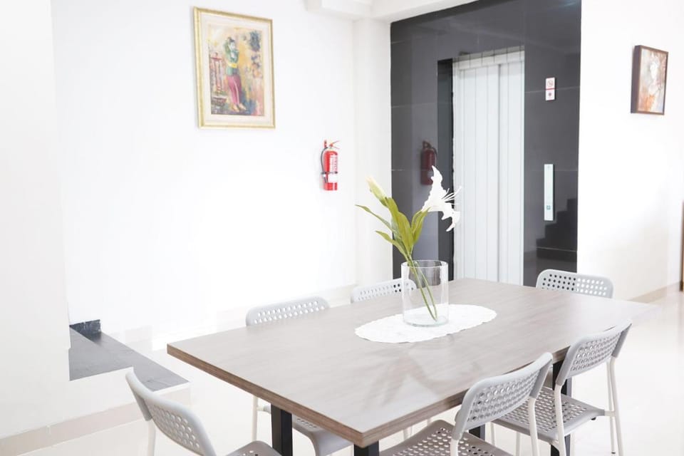 UROOMS Senayan Bed and Breakfast in South Jakarta City