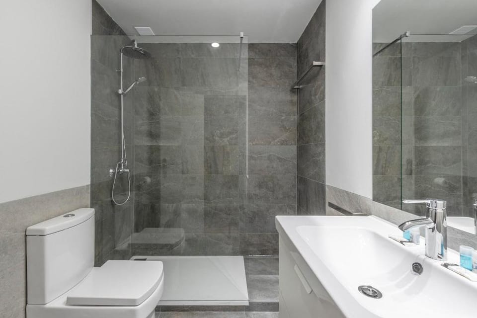 Private room in shared chalet, Alameda Osuna Apartment in Madrid
