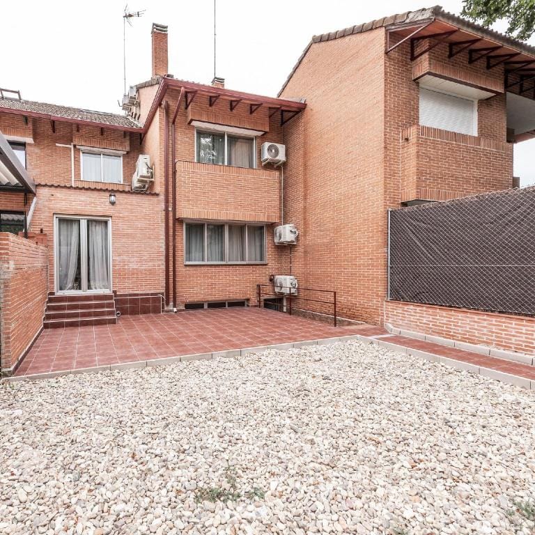Private room in shared chalet, Alameda Osuna Apartment in Madrid