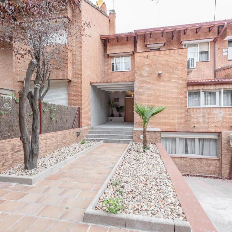 Private room in shared chalet, Alameda Osuna 5 Apartment in Madrid