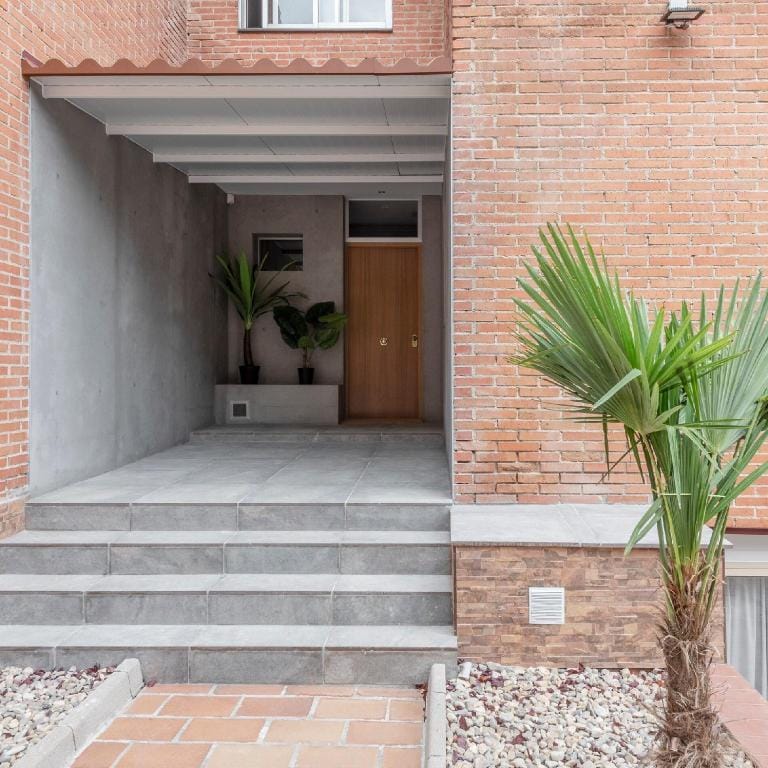 Private room in shared chalet, Alameda Osuna 5 Apartment in Madrid