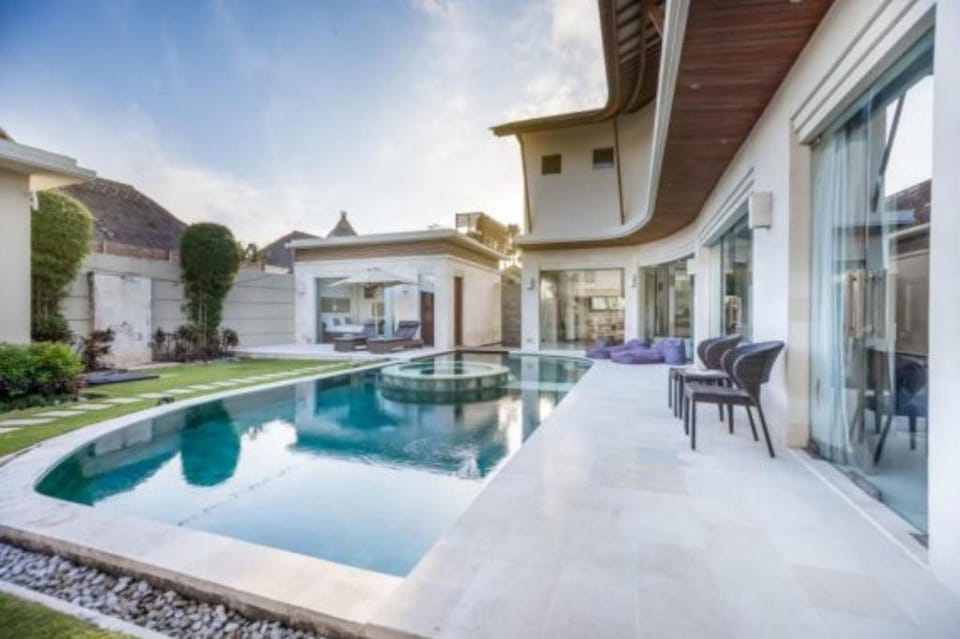 Luxury 3 BR Private Pool DH73 Villa in North Kuta
