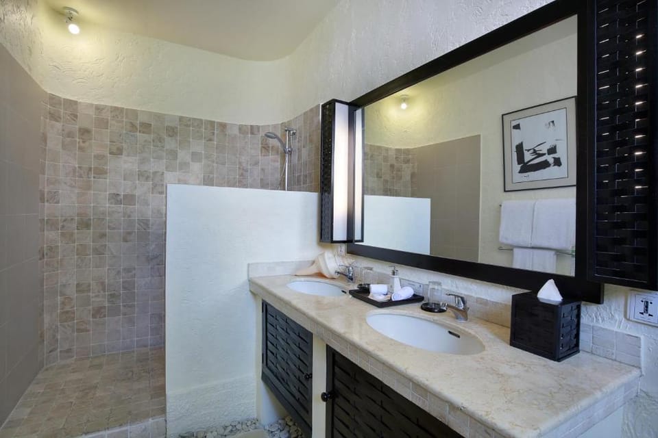 Luxury 6 BR Private Pool #L104 Villa in Kuta