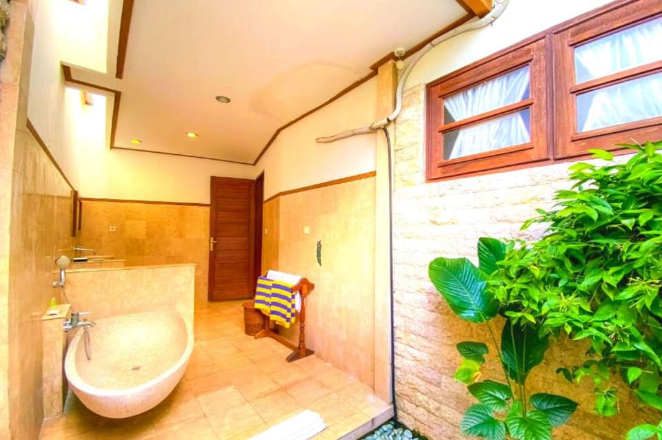 Luxury 3 BR Private Pool Villa  #LZ7 Villa in Kuta
