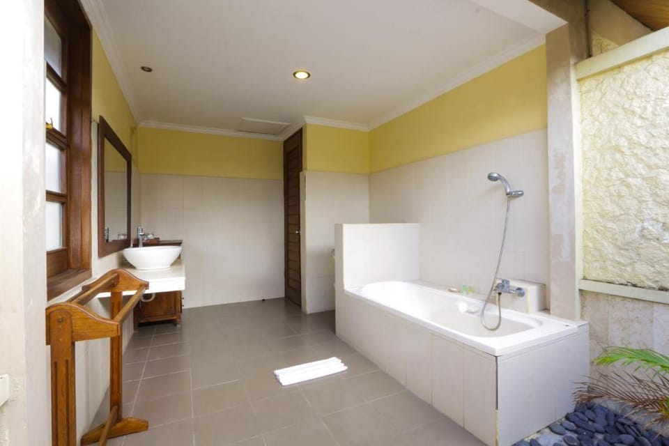 Entire 2 BR Villa with Private Pool #LZ8 Villa in Kuta