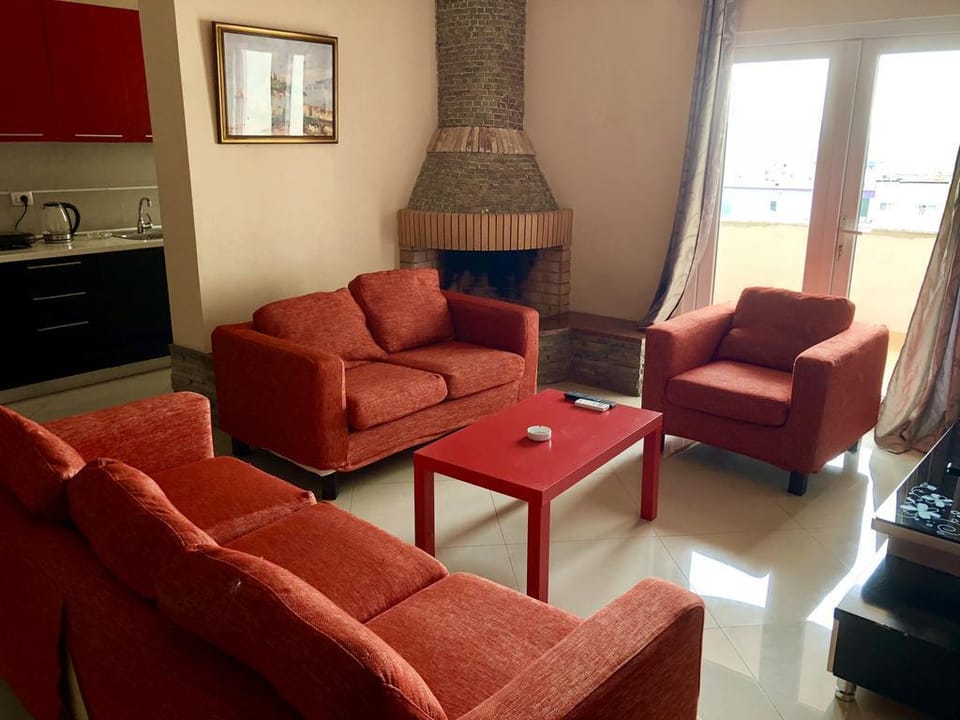 Flo's Spacious Home Apartment in Tirana