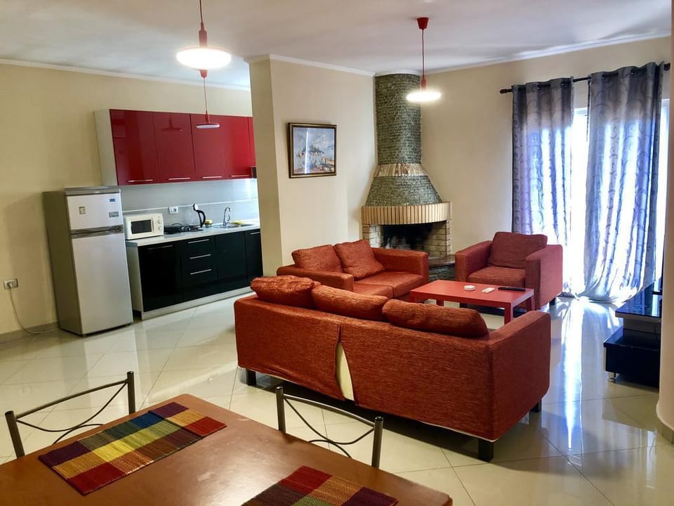 Flo's Spacious Home Apartment in Tirana