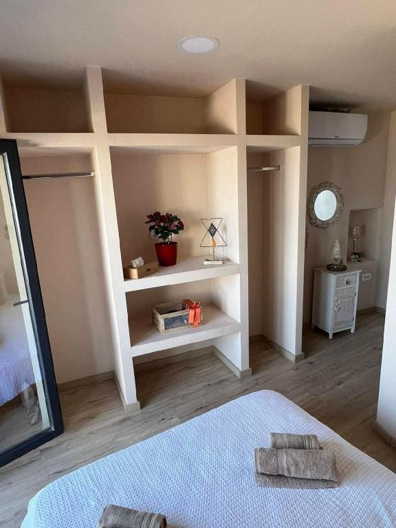 Grey Suite with outdoor jacuzzi  Apartment in Thera