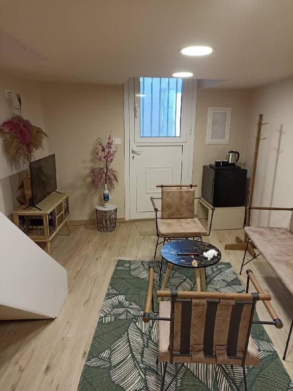 Grey Suite with outdoor jacuzzi  Apartment in Thera