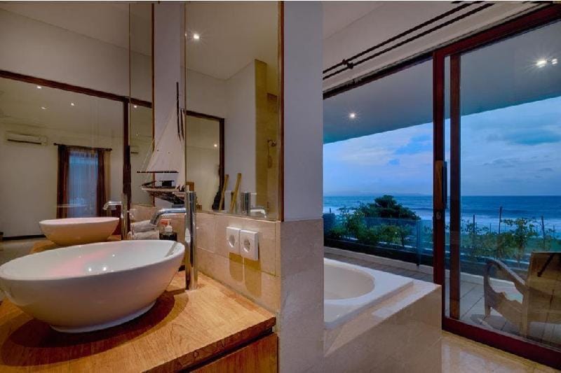 Villas 5 BR Suitable and Comfortable Beach Front Villa in Blahbatuh
