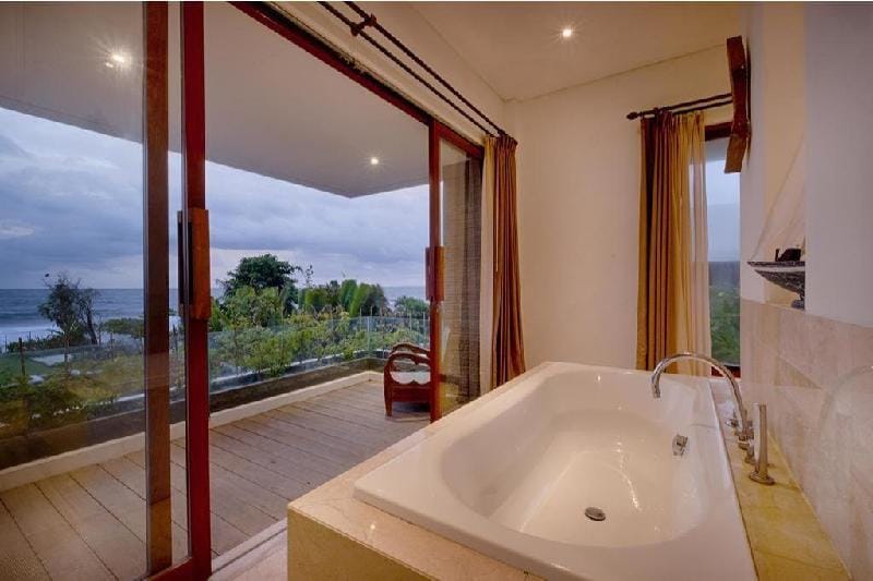 Villas 5 BR Suitable and Comfortable Beach Front Villa in Blahbatuh