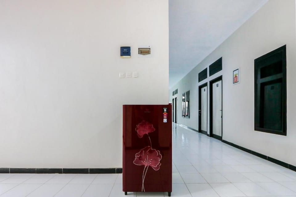 OYO Living 3187 Kost Putri Bu Chris Hotel in East Java