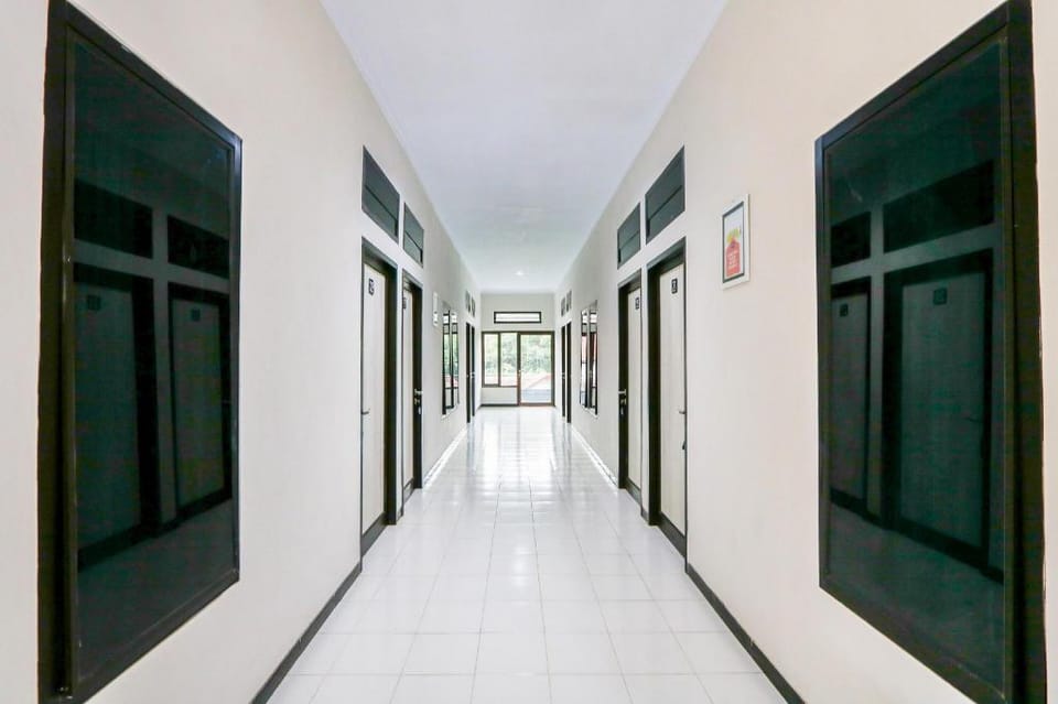 OYO Living 3187 Kost Putri Bu Chris Hotel in East Java