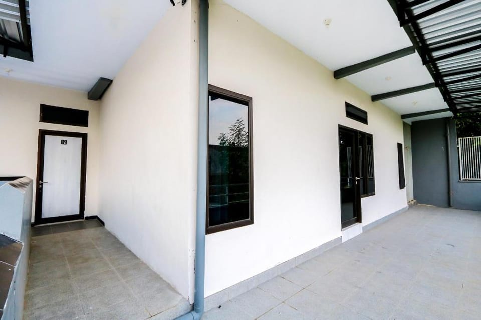 OYO Living 3187 Kost Putri Bu Chris Hotel in East Java