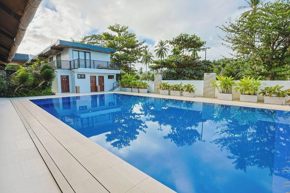 Holiday Suites Port Barton Hotel in San Vicente