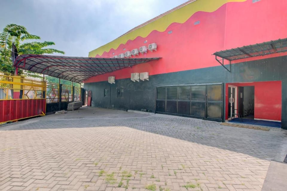 OYO 3198 SUKOMANUNGGAL INN Hotel in Surabaya