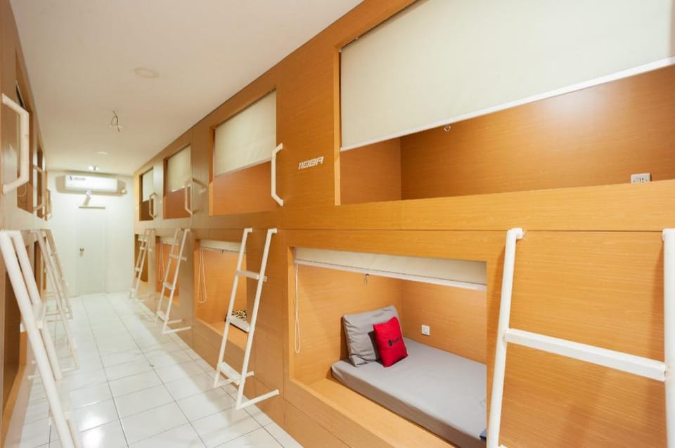 RedDoorz Hostel near Taman Puring Hotel in South Jakarta City