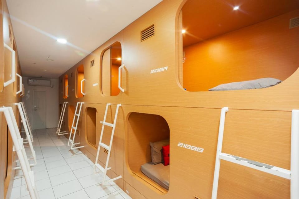 RedDoorz Hostel near Taman Puring Hotel in South Jakarta City