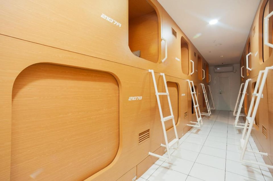 RedDoorz Hostel near Taman Puring Hotel in South Jakarta City