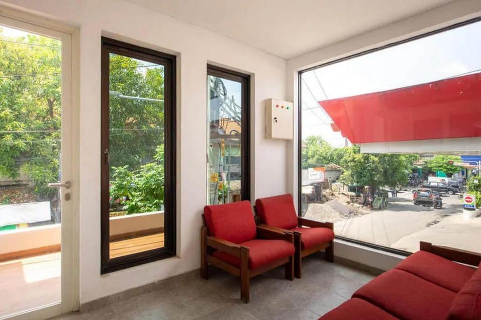 RedDoorz near Kaza Mall Surabaya Hotel in Surabaya