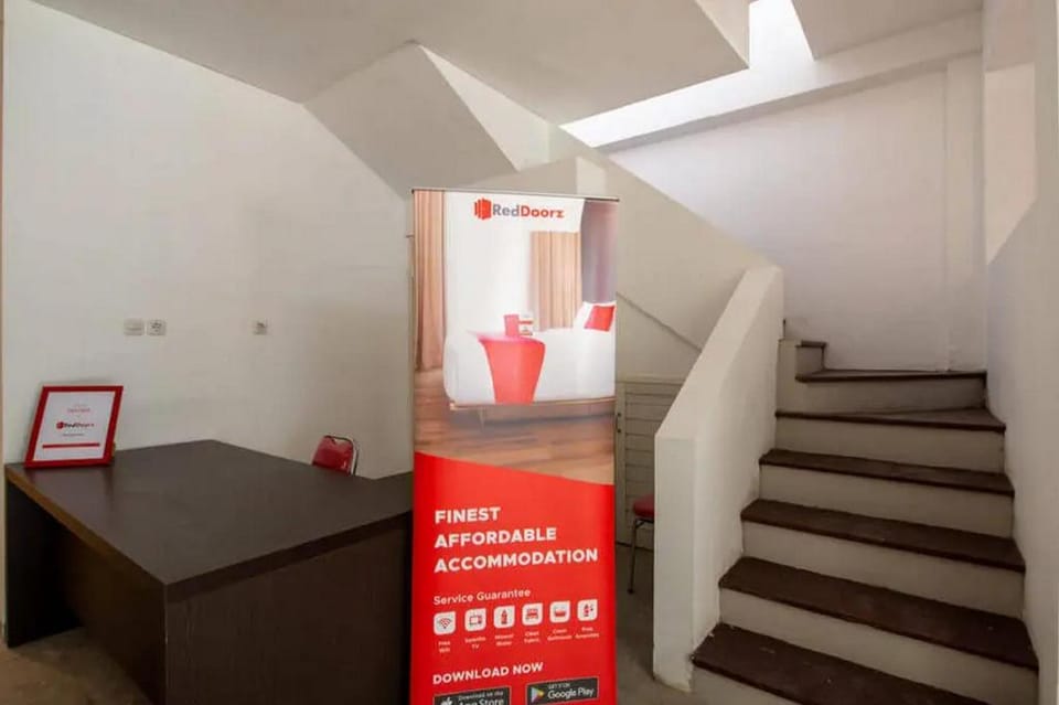 RedDoorz near Kaza Mall Surabaya Hotel in Surabaya