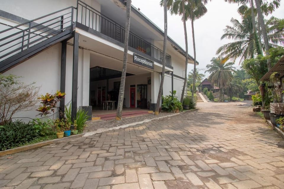 OYO 3283 Bwalk Hotel Hotel in East Java