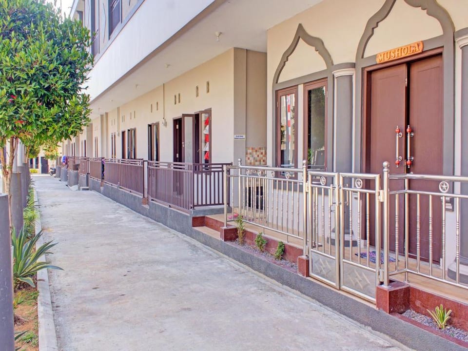 OYO 3394 Apm Residence Syariah Hotel in West Java