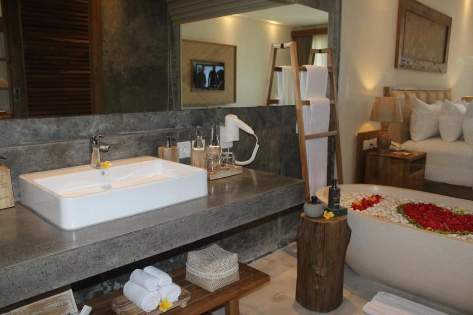 Luxury 1 BR Suite Pool View Villa in Sukawati