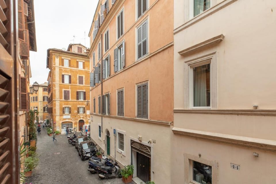 Innovative Pantheon House Apartment in Rome