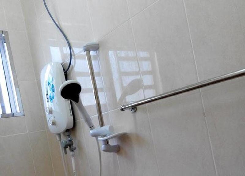No 81 Bunga Raya Sitiawan 6 Room@13 pax+Free Wifi Vacation rental in Perak