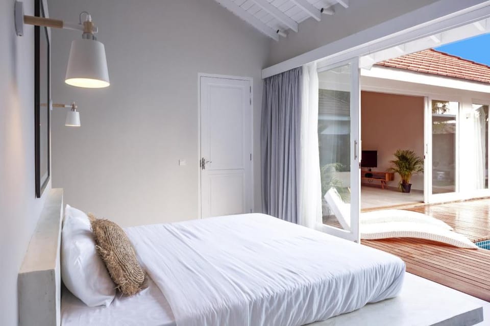 Private villa with tropical gateway Villa in Ahangama