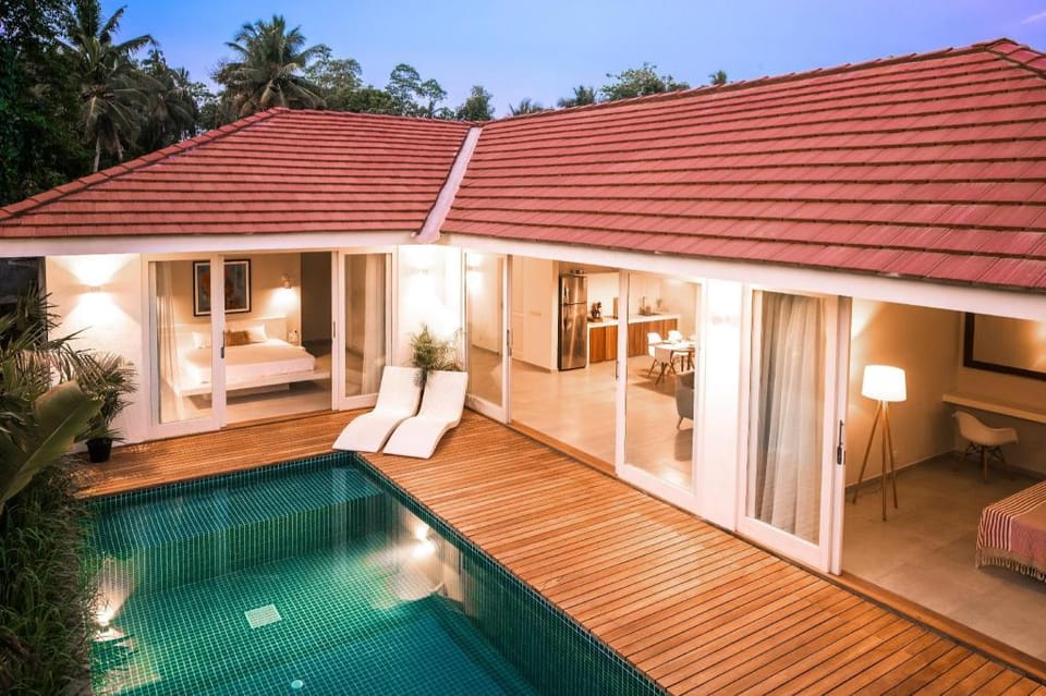 Private villa with tropical gateway Villa in Ahangama