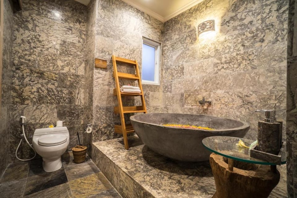 Entire Deluxe Suite Room W/Share Pool IR125A Apartment in Ubud
