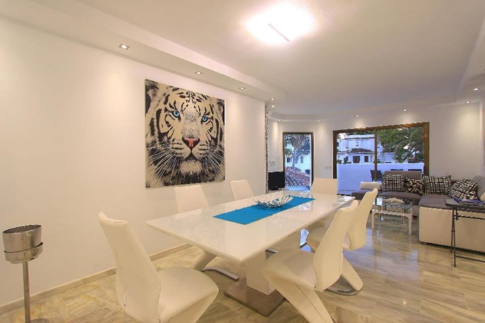 Beachfront 2 apart. roof terrace  3 pools Netflix  Apartment in Marbella