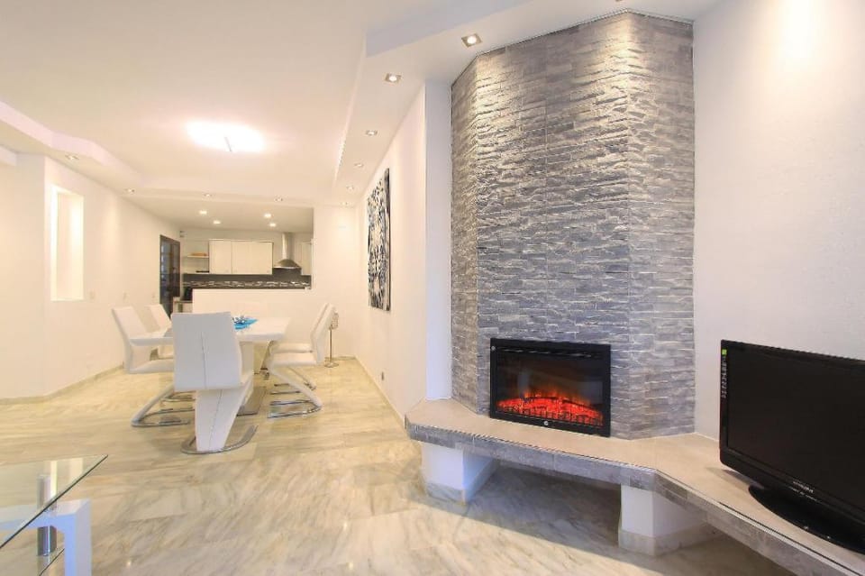 Beachfront 2 apart. roof terrace  3 pools Netflix  Apartment in Marbella