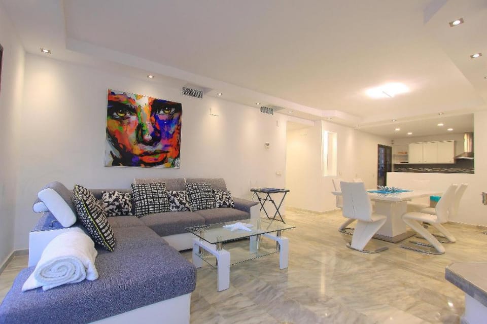 Beachfront 2 apart. roof terrace  3 pools Netflix  Apartment in Marbella